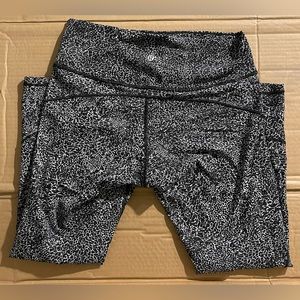Lululemon leggings black and white